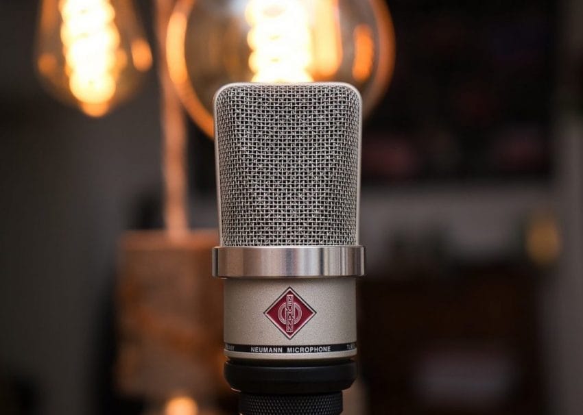 Microphone Neumann TLM 102, idéal pour un home studio professionnel.