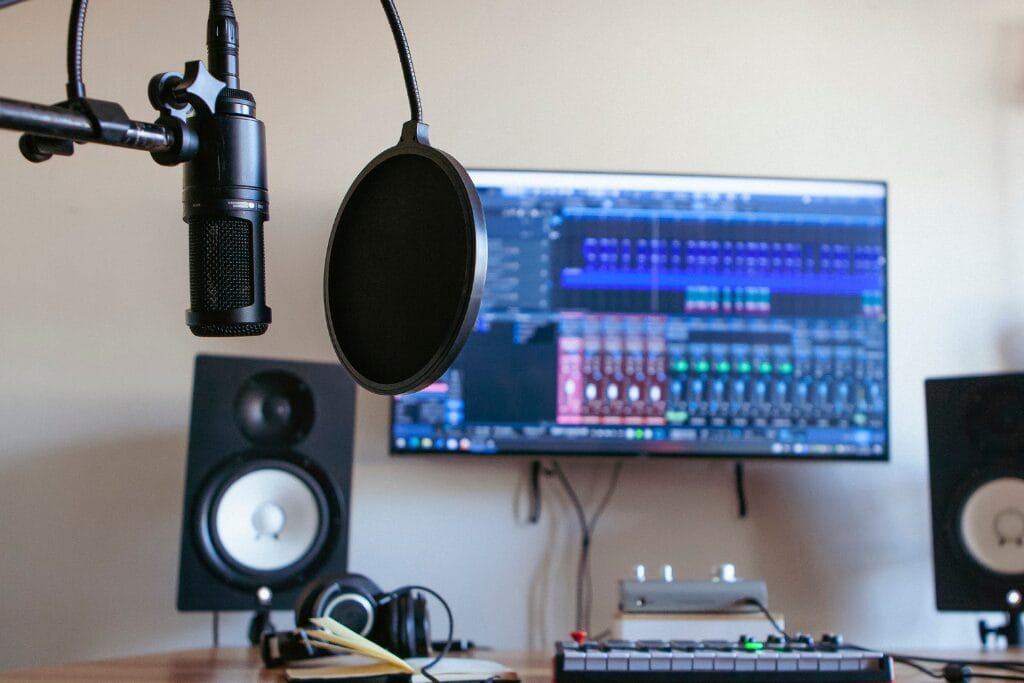 Exemple d’installation d’un home studio avec un microphone, des enceintes de monitoring et un ordinateur.