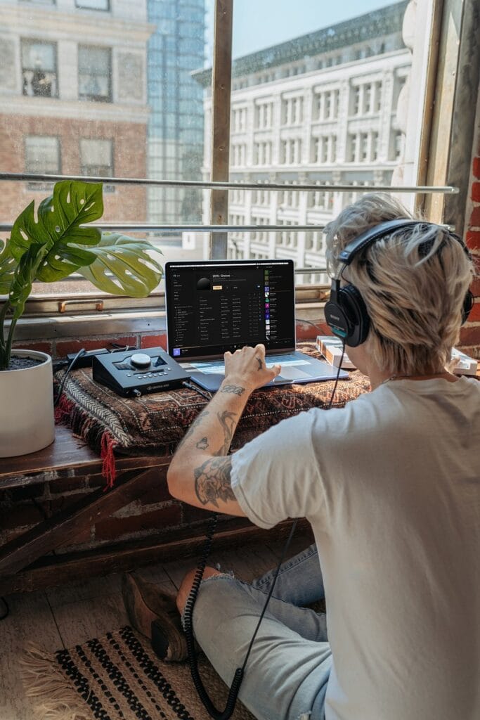 Un espace de création inspirant avec un bureau minimaliste et une lumière douce