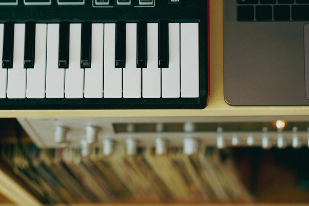 Un espace de travail épuré avec un clavier et une ambiance inspirante.