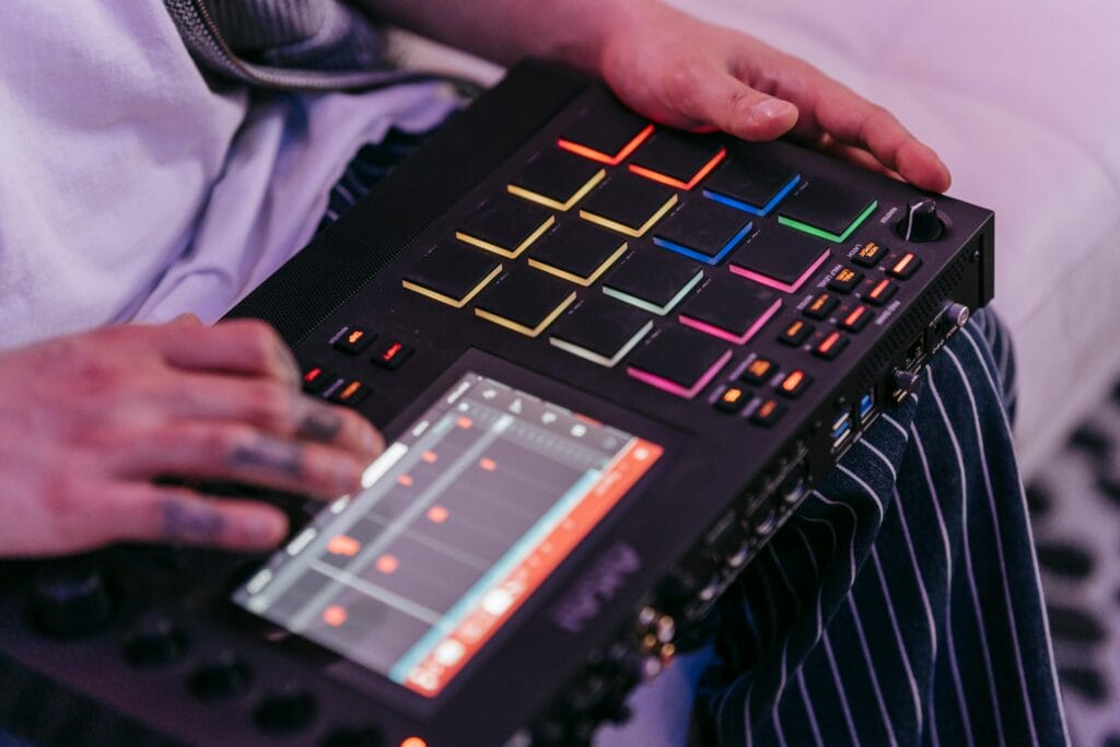 Mains utilisant un séquenceur musical numérique pour la création de beats. Un setup idéal pour les beatmakers