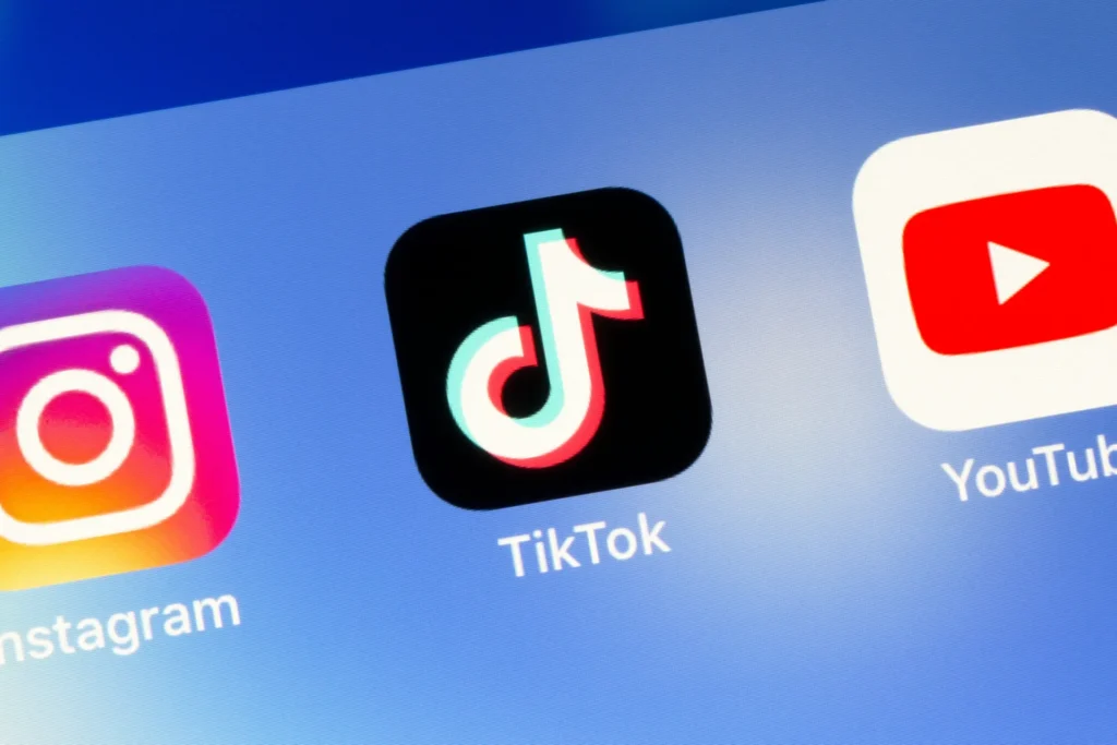 Icônes des réseaux sociaux YouTube, TikTok et Instagram, essentiels pour promouvoir des beats.